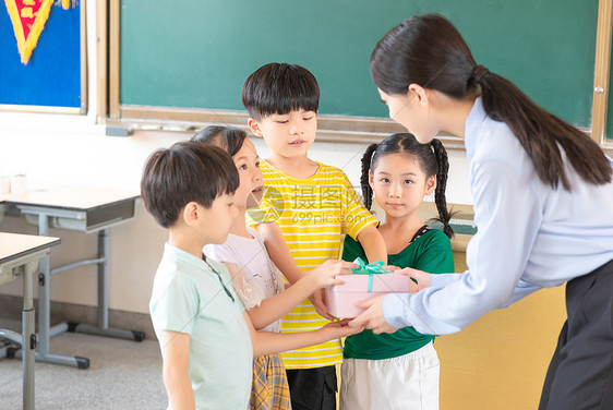 小学生送老师礼物图片