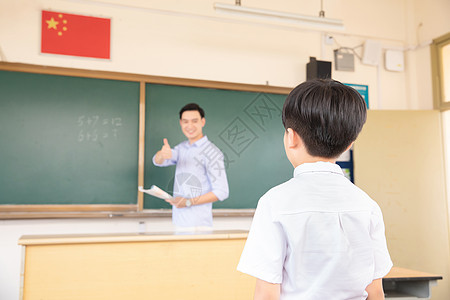 男孩站在草地上小学生课堂回答问题背景