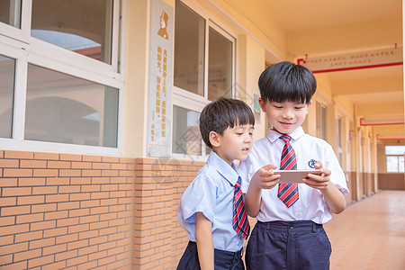 小学生使用手机教育高清图片素材