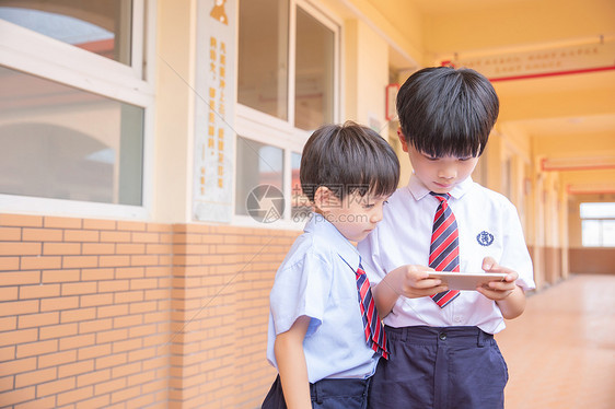 小学生使用手机图片