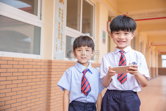 小学生使用手机图片