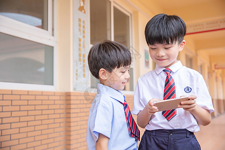 小学生使用手机图片