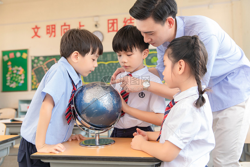 老师带学生看地球仪图片
