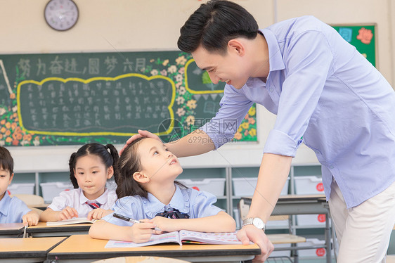 老师鼓励学生图片