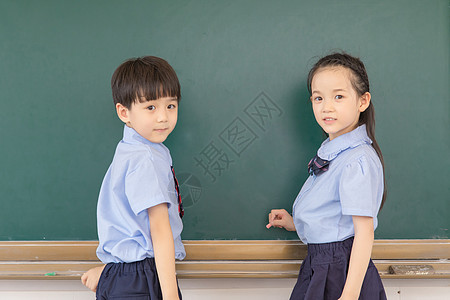 小学生在黑板写字图片