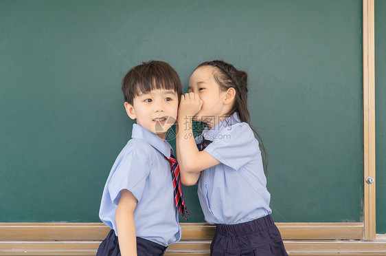 小学生在黑板前讲秘密图片