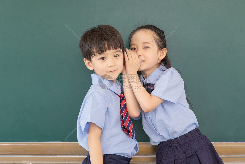 小学生说悄悄话图片