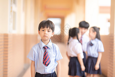 小学生伤心难过图片