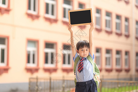 小学生拿黑板图片