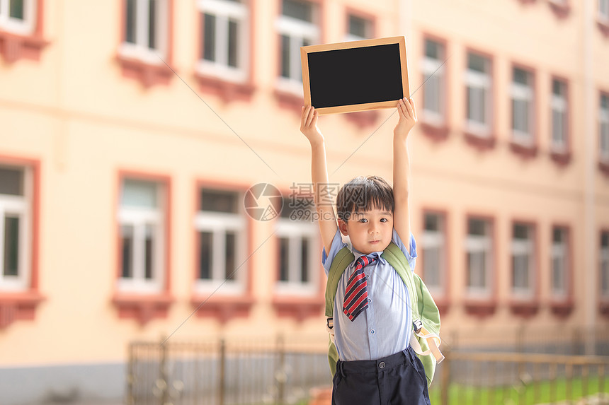 小学生拿黑板图片