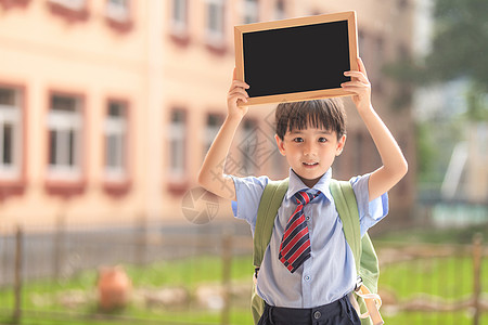 小学生拿黑板图片