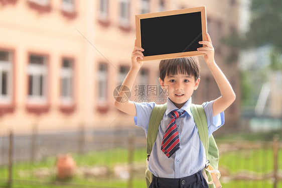 小学生拿黑板图片