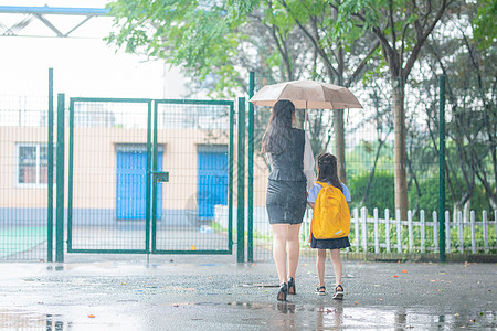 雨天小朋友妈妈送孩子上学背景