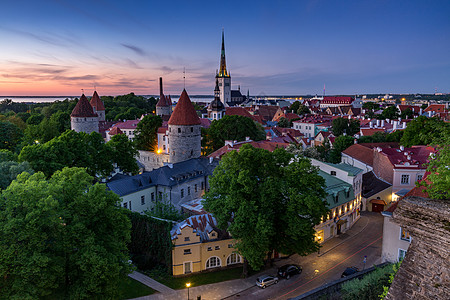 爱沙尼亚首都塔林中世纪老城美丽的夜景风光图片