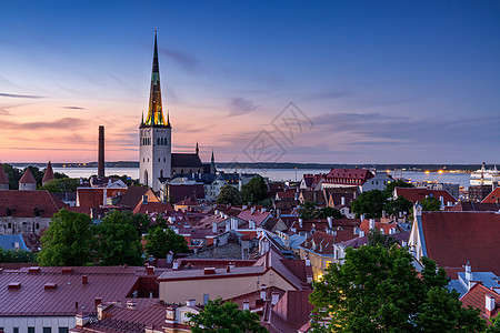 欧洲古镇爱沙尼亚首都塔林中世纪老城美丽的夜景风光背景