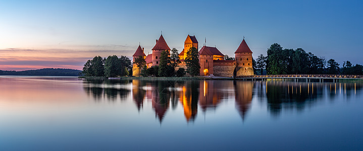 立陶宛著名旅游景点特拉凯城堡日落全景图背景