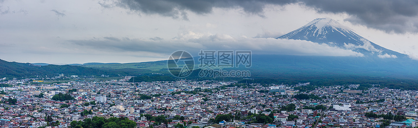 日本富士山下的富士吉田市图片