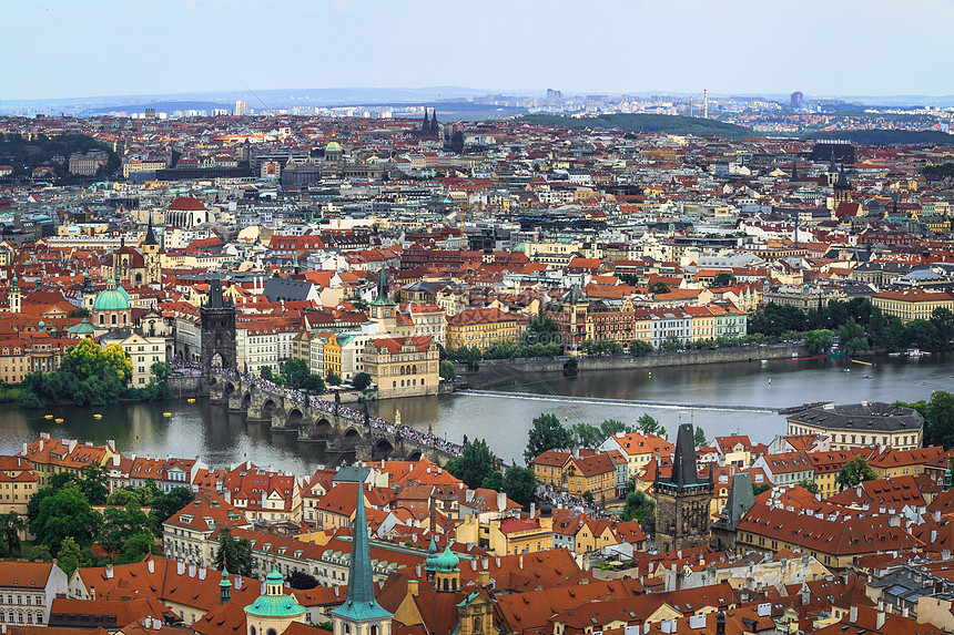 俯瞰中世纪古城布拉格图片