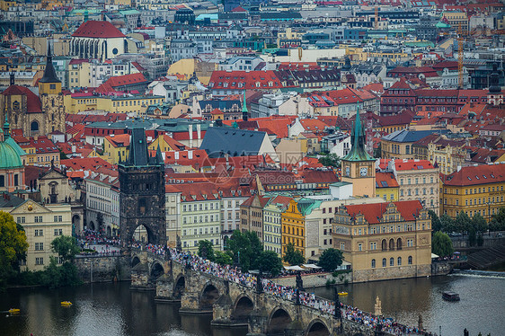 俯瞰中世纪古城布拉格图片