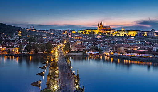欧洲城市全景捷克布拉格著名旅游景点查理大桥与布拉格城堡夜景背景