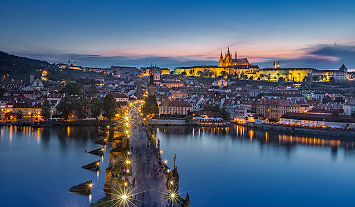 捷克布拉格著名旅游景点查理大桥与布拉格城堡夜景背景图片