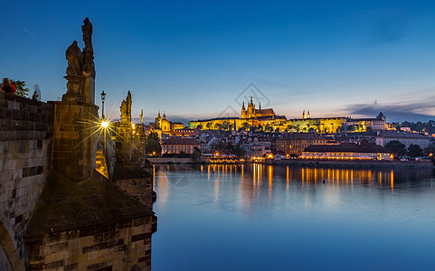 捷克布拉格著名旅游景点查理大桥与布拉格城堡夜景图片