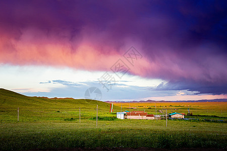 若尔盖草原雨后红云下的小屋图片