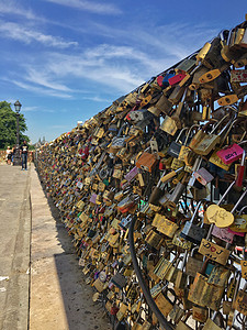 巴黎塞纳河上的爱情同心锁图片