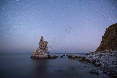 夜晚海大连海边礁石星空夜景背景