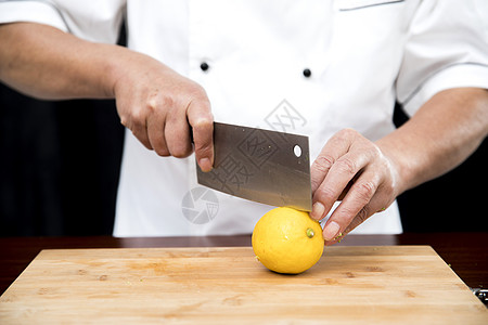 厨师切柠檬图片