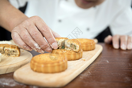 矢量月饼厨师做月饼背景