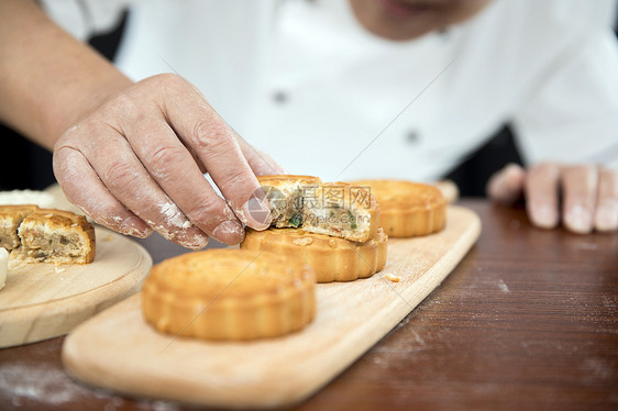 厨师做月饼图片