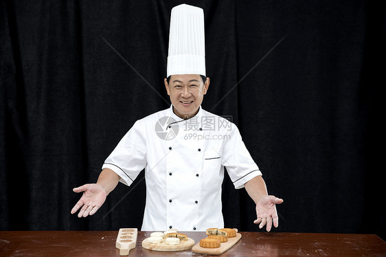 厨师做月饼图片