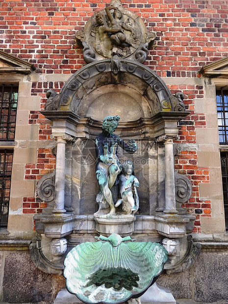 丹麦水晶宫外墙雕塑图片