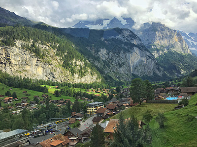 俯瞰阿尔卑斯山环绕的米伦小镇图片