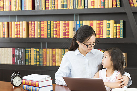 老师辅导学生用电脑 图片