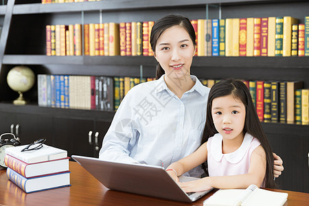 老师辅导学生用电脑 背景图片