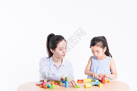 家庭游戏母亲陪女儿玩积木背景