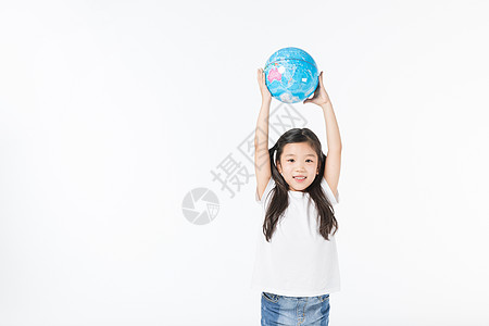 儿童手举地球仪图片