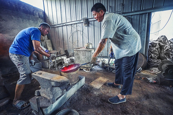 传统技艺章丘铁锅锻打锻造