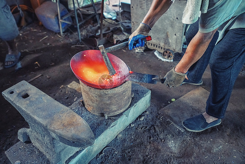 传统技艺章丘铁锅锻打锻造