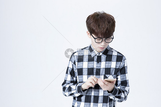 男大学生玩手机图片