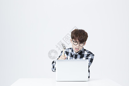 it男生气砸电脑图片