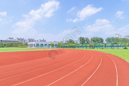大学操场跑道图片