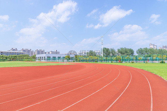 大学操场跑道图片