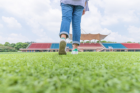 上海校园大学操场女孩脚部特写背景