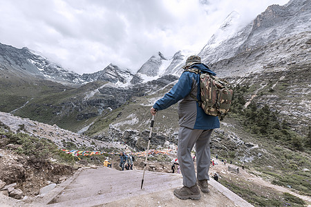 登山老人亚丁稻城登顶的80岁老人背景