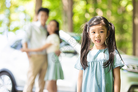 汽车出行女孩形象图片