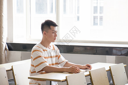 不正确的坐姿男生教室坐姿人像背景