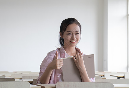 女生教室人像背景图片